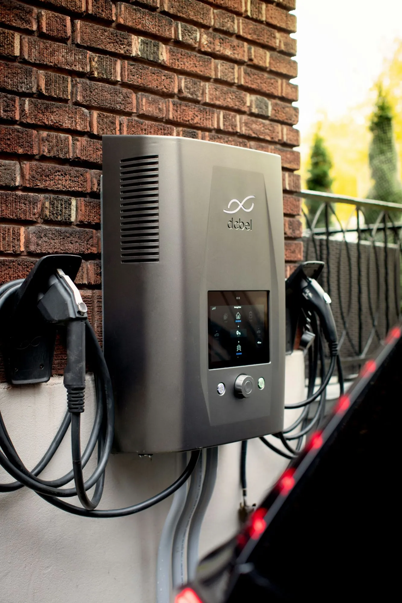 Borne de recharge murale installée sur une façade